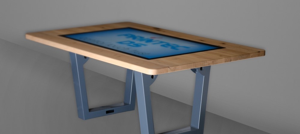  Il nostro touch tavolo in legno convince per la sua lavorazione di alta qualità e le sue ampie caratteristiche. Il design scalabile può essere facilmente adattato alle esigenze specifiche del cliente. 