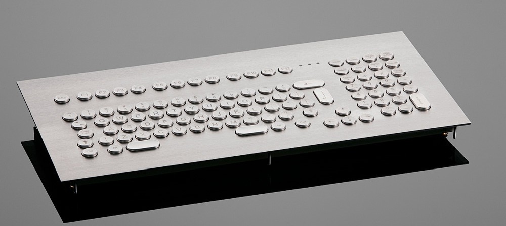  Tastiera antivandalo in acciaio inossidabile 102T-ES disponibile con trackball o mouse integrato. Disponibile in tutte le varianti di layout. 