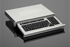  Industrietastatur DS104W Tastaturschublade
Bestechend schlichtes Design in grau oder schwarz, Menu- und Windows-Tasten für Office-Anwendungen integriert, absolut staub- und spritzwasserdicht sowie extreme Kratzfestigkeit, zeichnen diese Tastatur aus 