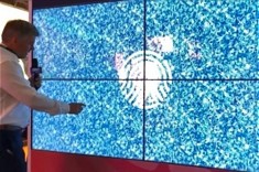  Zytronic PCAP-Touchscreen-Sensoren ermöglichen reibungsloses Bedienen über mehrere Bildschirme hinweg. 