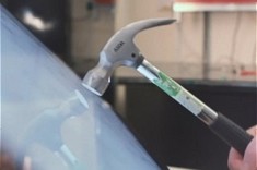  Thermisch gehärtetes Glas schützt die Touch-Sensoren vor rauesten Bedingungen. Es bietet maximalen Schutz gegen Vandalismus, Wetter und Schmutz. 