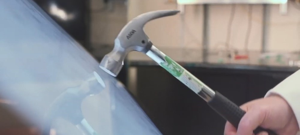  Thermisch gehärtetes Glas schützt die Touch-Sensoren vor rauesten Bedingungen. Es bietet maximalen Schutz gegen Vandalismus, Wetter und Schmutz. 
